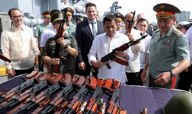 Filipinler Devlet Başkanı, Rusya’dan Gelen Silahları Teslim Aldı
