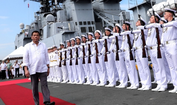 Filipinler Devlet Başkanı, Rusya’dan Gelen Silahları Teslim Aldı