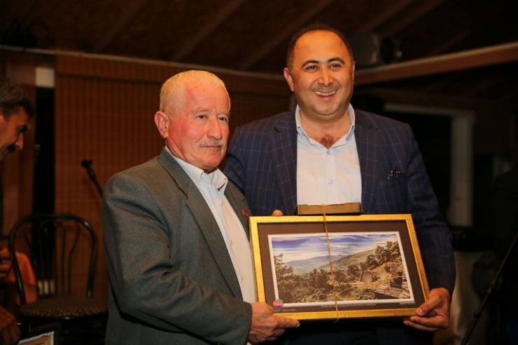 Sarıoğlu’ndan, Muhtarlara Yemek Ve Tablo