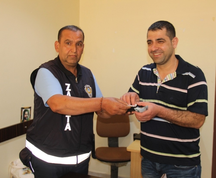 Zabıta Memuru Yolda Bulduğu Para Dolu Cüzdanı Sahibine Teslim Etti