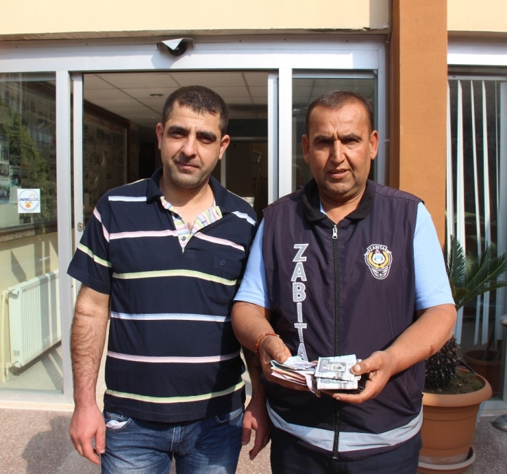 Zabıta Memuru Yolda Bulduğu Para Dolu Cüzdanı Sahibine Teslim Etti