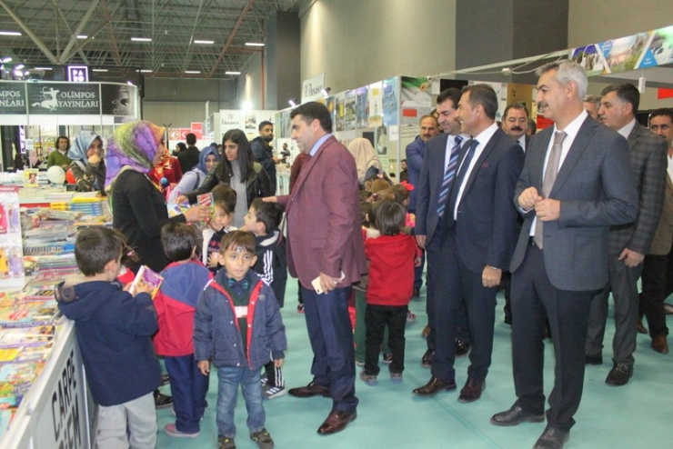 Eğitim Camiası Kitap Fuarını Gezdi