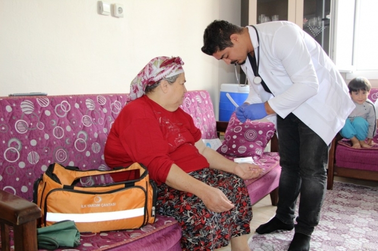 İskenderun Belediyesi Ayda 100’e Yakın Hastaya Evde Bakıyor