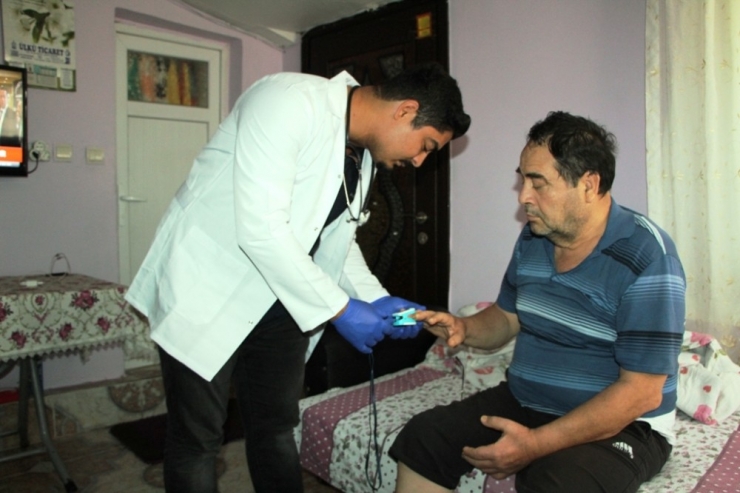 İskenderun Belediyesi Ayda 100’e Yakın Hastaya Evde Bakıyor