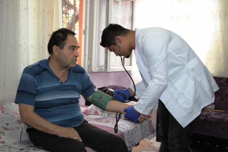 İskenderun Belediyesi Ayda 100’e Yakın Hastaya Evde Bakıyor