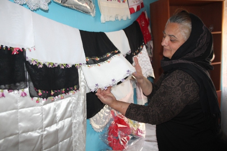 Asırlık Evde Hem Üretip, Hem Satıyorlar