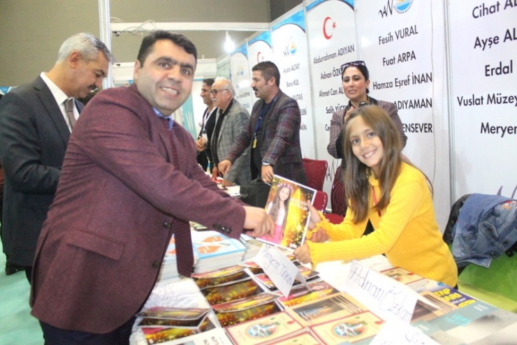 Eğitim Camiası Kitap Fuarını Gezdi