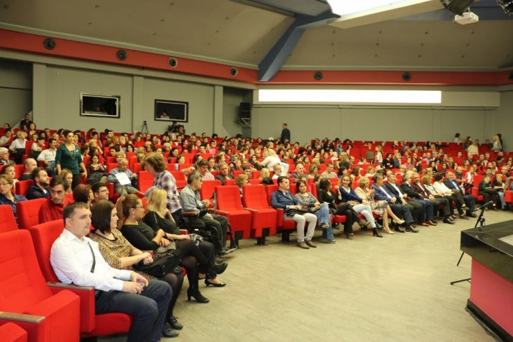 ’Şoför Nebahat’ Manisalı Tiyatroseverlerden Tam Not Aldı