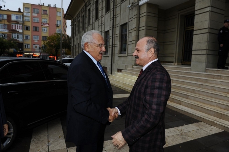 Eski Bakan Gönül, Vali Çakacak’ı Ziyaret Etti
