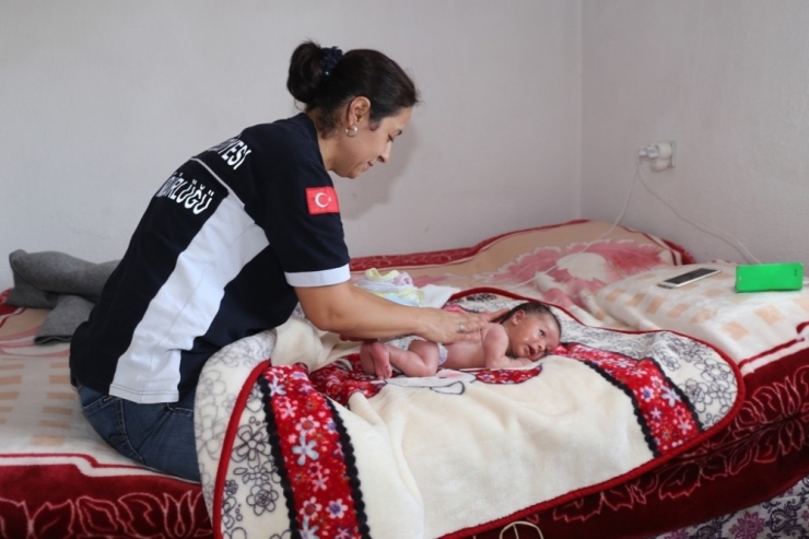 Burhaniye’de Minik Ellere Belediye Desteği