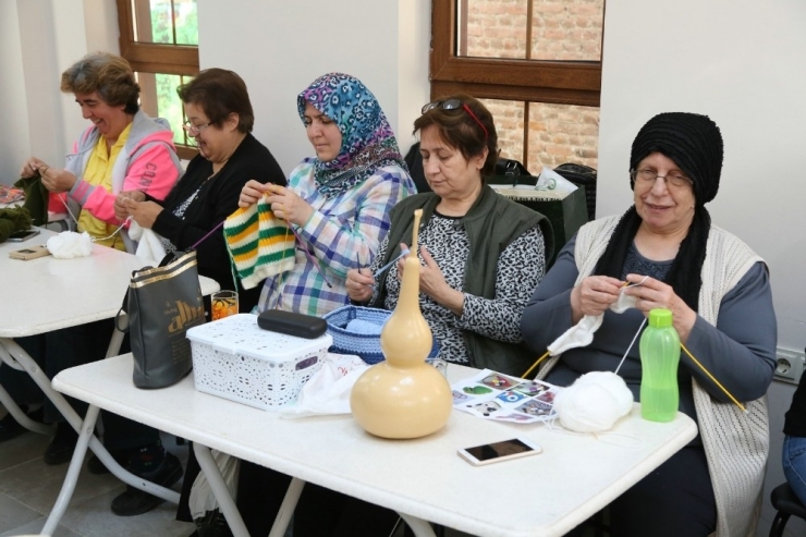 Kırmızıtoprak Halk Merkezi’ndeki Örgü Kursu Büyük İlgi Görüyor