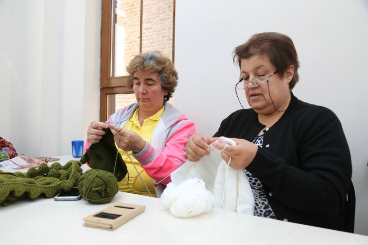 Kırmızıtoprak Halk Merkezi’ndeki Örgü Kursu Büyük İlgi Görüyor