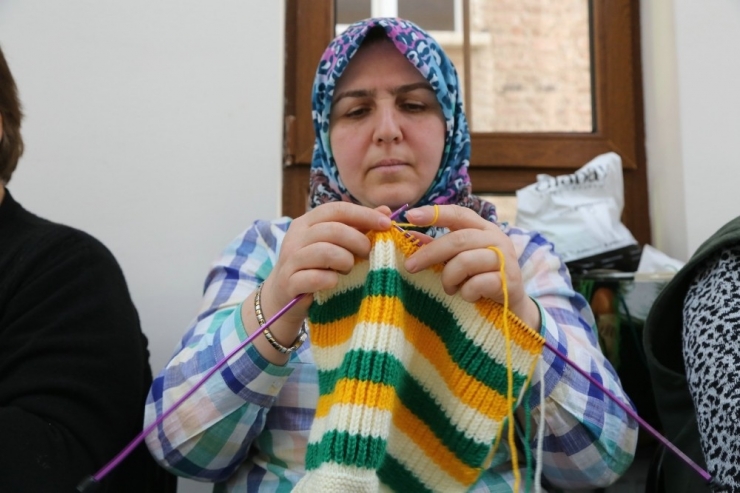 Kırmızıtoprak Halk Merkezi’ndeki Örgü Kursu Büyük İlgi Görüyor