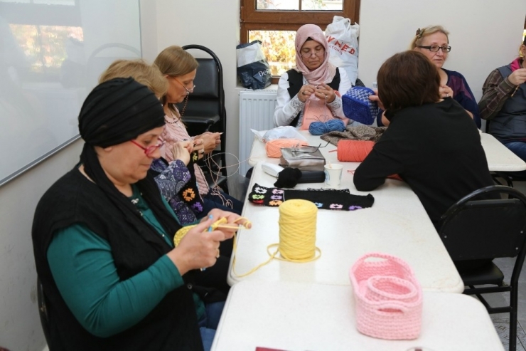 Kırmızıtoprak Halk Merkezi’ndeki Örgü Kursu Büyük İlgi Görüyor