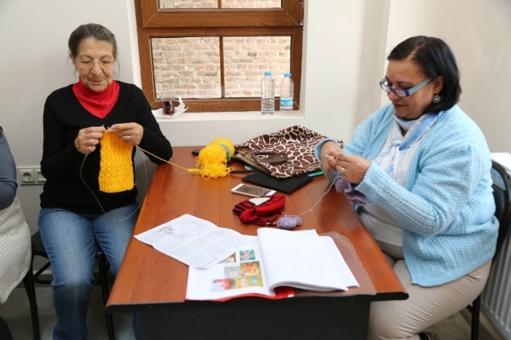 Kırmızıtoprak Halk Merkezi’ndeki Örgü Kursu Büyük İlgi Görüyor