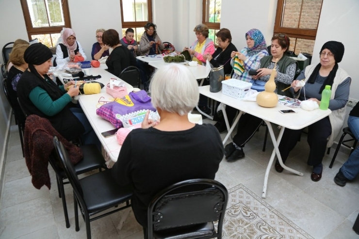 Kırmızıtoprak Halk Merkezi’ndeki Örgü Kursu Büyük İlgi Görüyor