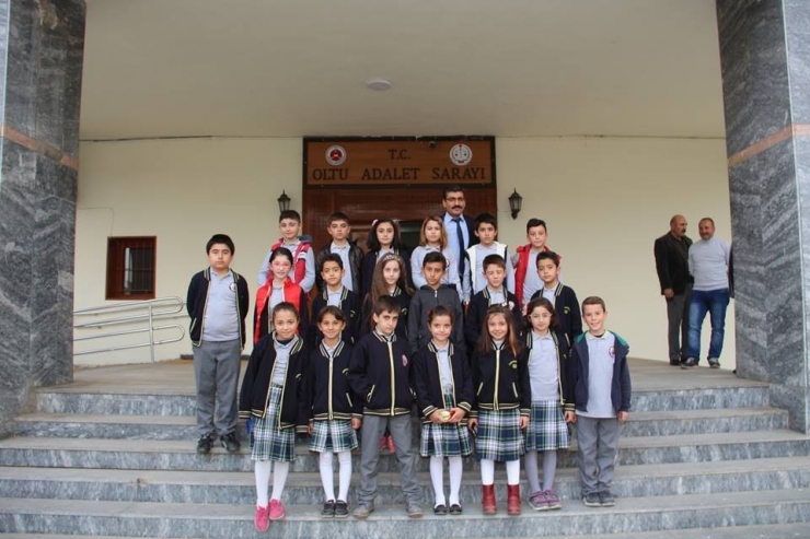 Öğrenciler Mahkeme Salonlarını Gezdiler