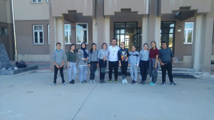 Lise Öğrencilerine Badminton Ve Masa Tenisi Kursu