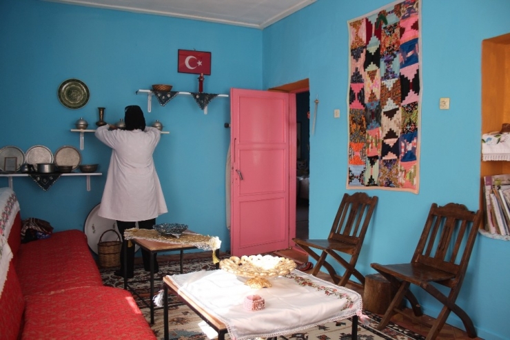 Asırlık Evde Hem Üretip, Hem Satıyorlar