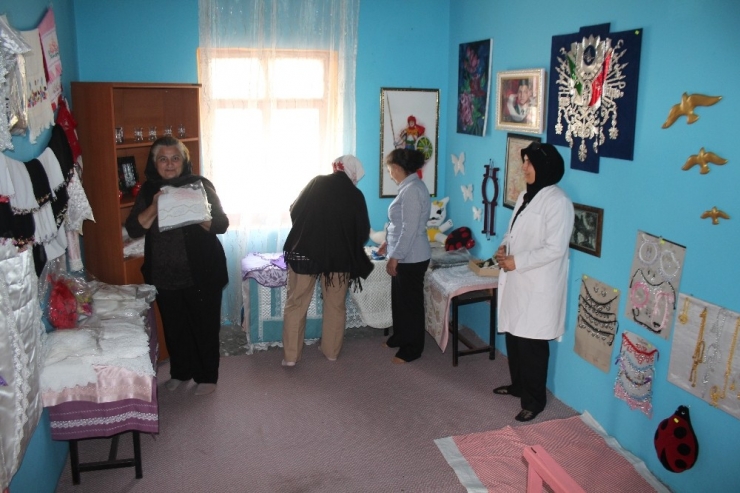 Asırlık Evde Hem Üretip, Hem Satıyorlar