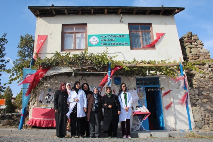 Asırlık Evde Hem Üretip, Hem Satıyorlar