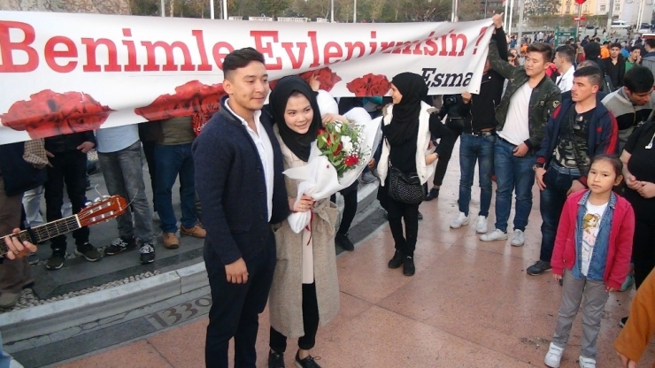 Taksim Meydanı’nda Pankartlı, Müzikli Sürpriz Evlenme Teklifi