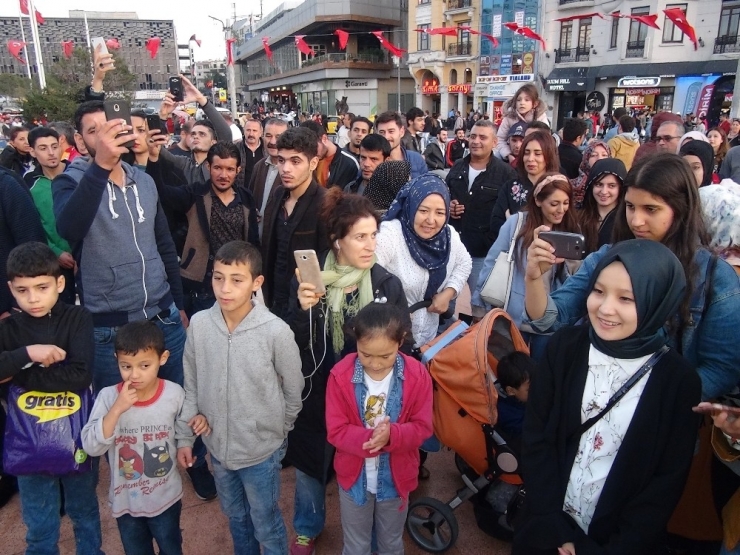 Taksim Meydanı’nda Pankartlı, Müzikli Sürpriz Evlenme Teklifi