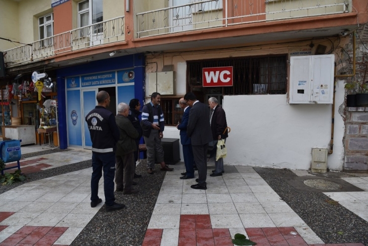 Tuvalette Yaşamını Sürdüren Adama Belediye Sahip Çıktı