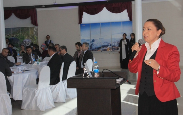 Ak Parti Sosyal Politikalardan Sorumlu Genel Başkan Yardımcısı Öznur Çalık: