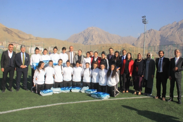 Ak Partili Öznur Çalık Hakkari’de