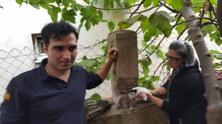 İtfaiye Ekipleri Sıkışan Kediyi Kurtardı