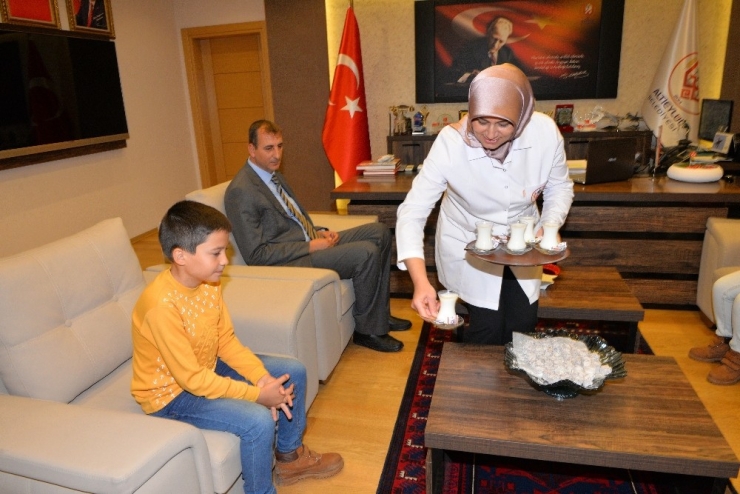 Altıeylül’de Gün Süt İle Başlıyor