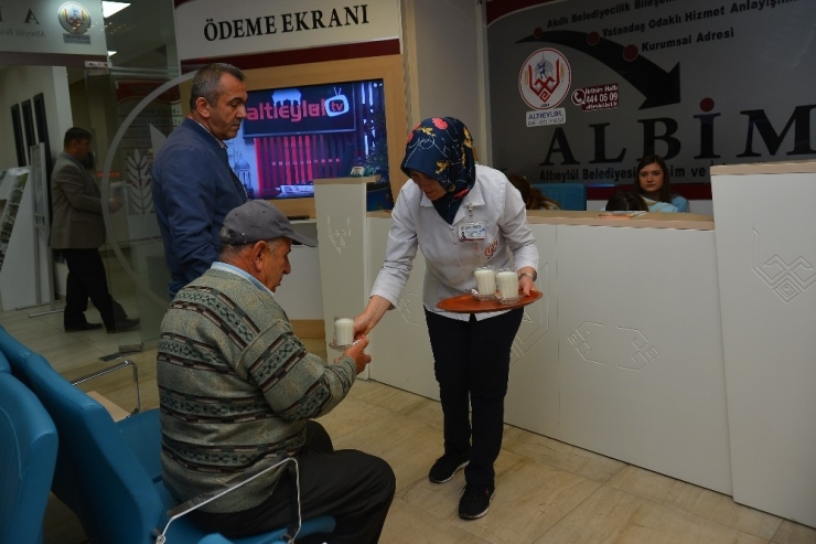 Altıeylül’de Gün Süt İle Başlıyor