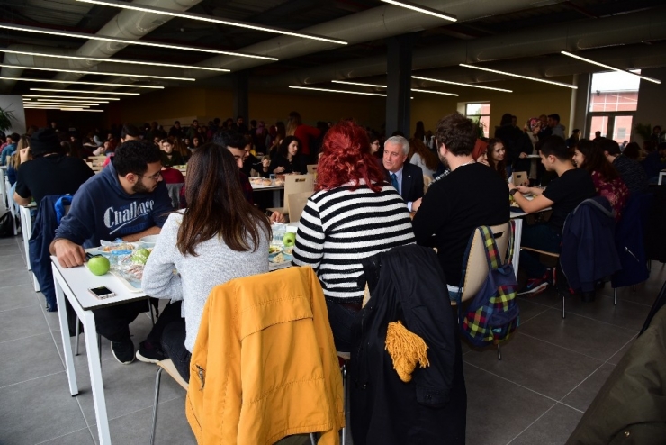 Rektör Gündoğan Yeni Yemekhanede Öğrencilerle Öğle Yemeğinde Bir Araya Geldi