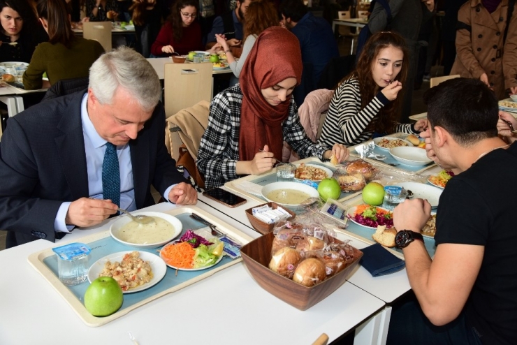 Rektör Gündoğan Yeni Yemekhanede Öğrencilerle Öğle Yemeğinde Bir Araya Geldi
