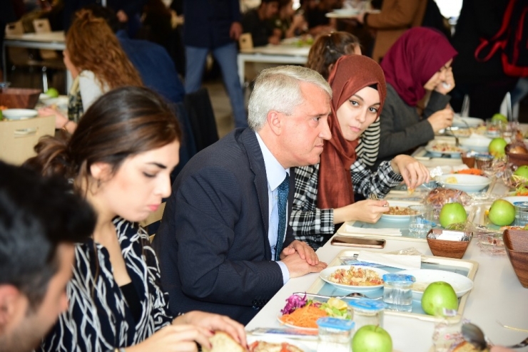 Rektör Gündoğan Yeni Yemekhanede Öğrencilerle Öğle Yemeğinde Bir Araya Geldi