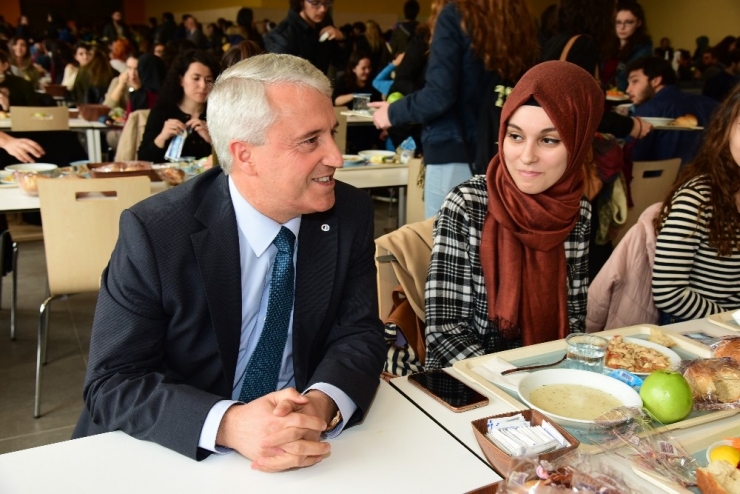 Rektör Gündoğan Yeni Yemekhanede Öğrencilerle Öğle Yemeğinde Bir Araya Geldi