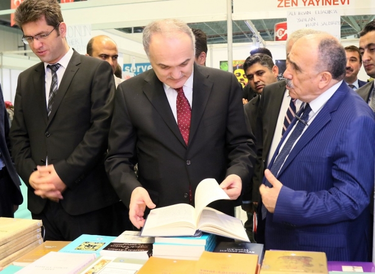 Bakan Özlü, Kitap Fuarını Gezdi