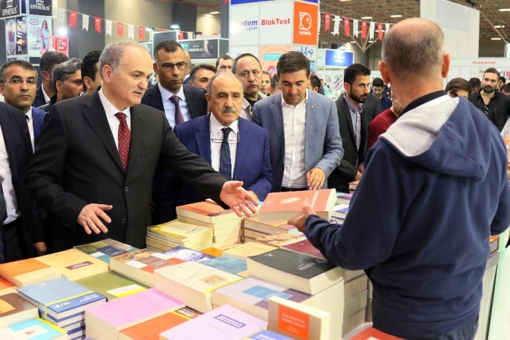 Bakan Özlü, Kitap Fuarını Gezdi