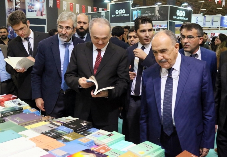 Bakan Özlü, Kitap Fuarını Gezdi