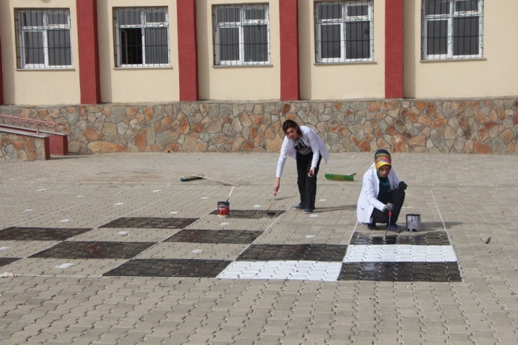 Öğretmenler, Fırçayı Eline Aldı Aldı, Okul Bahçesini Oyun Alanına Çevirdi