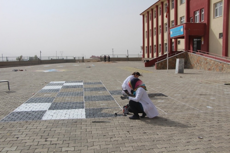 Öğretmenler, Fırçayı Eline Aldı Aldı, Okul Bahçesini Oyun Alanına Çevirdi