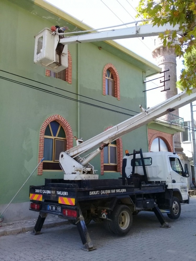 Burhaniye’de Camilere Belediye Bakımı