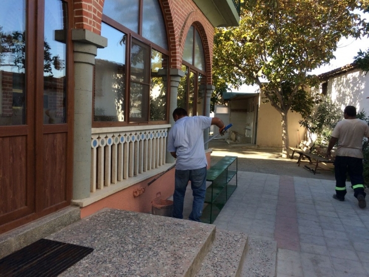 Burhaniye’de Camilere Belediye Bakımı