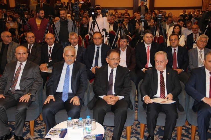 Bakan Özhaseki’den Belediye Başkanlarına: “Çiçek Böcekle, Sanatla Uğraşmayın, Kentsel Dönüşüme Öncelik Verin”