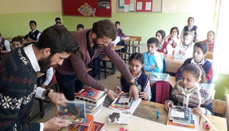 Erzincan’dan Hakkarili Öğrencilere Kırtasiye Desteği