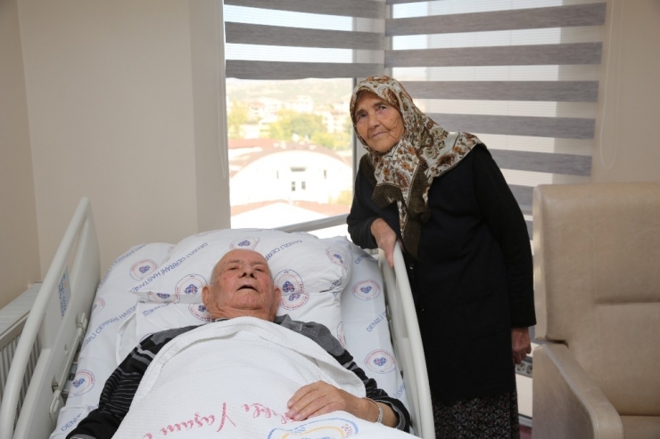 85 Yaşındaki Adam Yatalak Geldiği Hastaneden Yürüyerek Çıktı