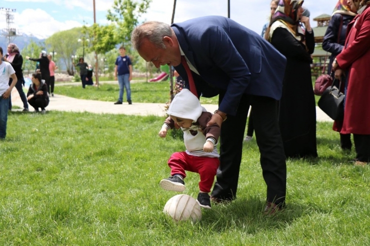 Gönlünüzü Ve Sofranızı Bir Çocuğa Açın