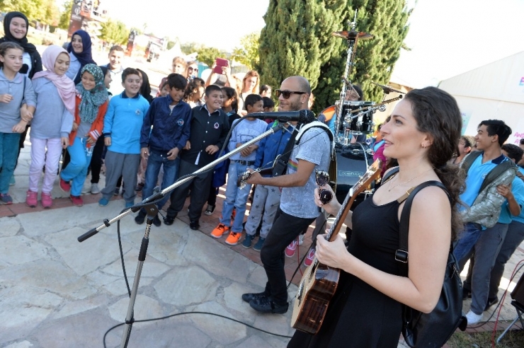 Ezo Sunal, Gitar Çaldı; Çocuklarla Şarkılar Söyledi