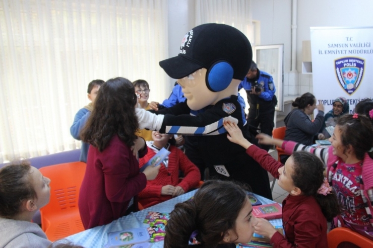 Polisler Ve İşitme Engelli Öğrenciler Birlikte Kitap Okudu